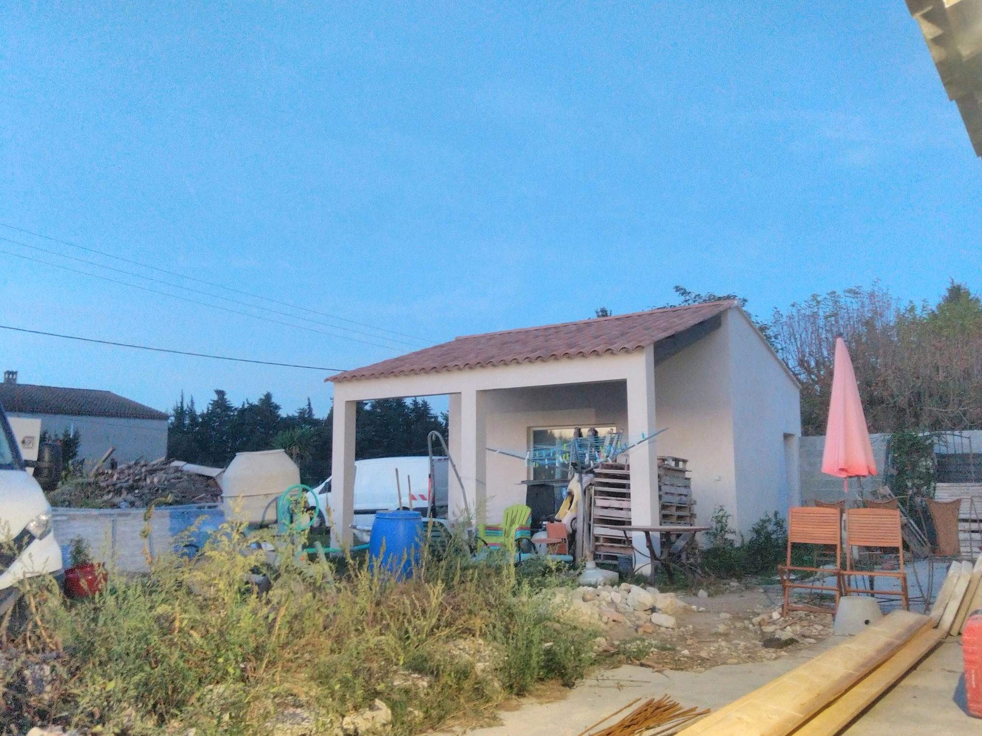 Pergola avec toiture en tuiles construite par Hafafsa Constructions