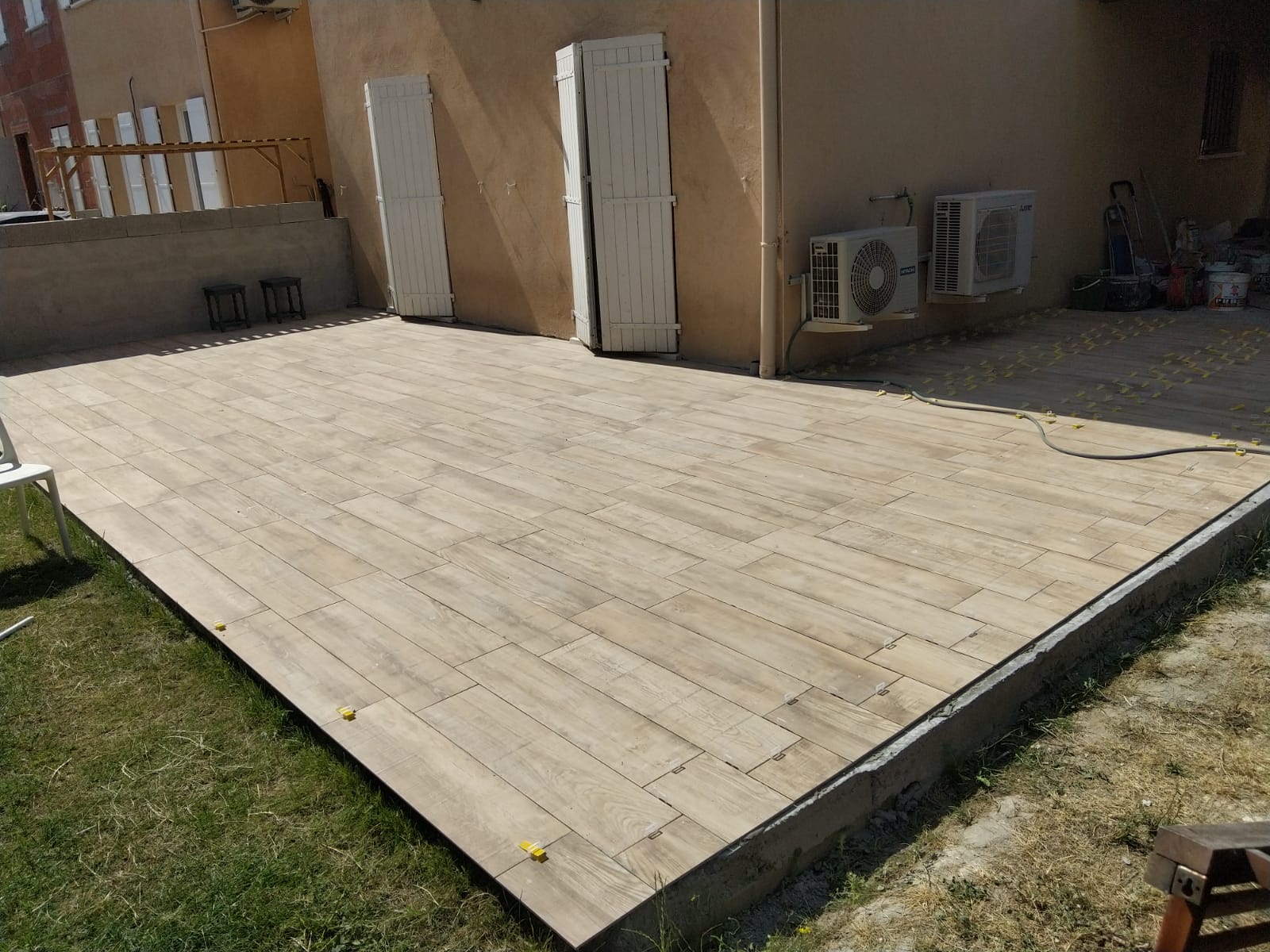 Terrasse et dallage extérieur réalisés par Hafafsa Constructions dans les Bouches-du-Rhône